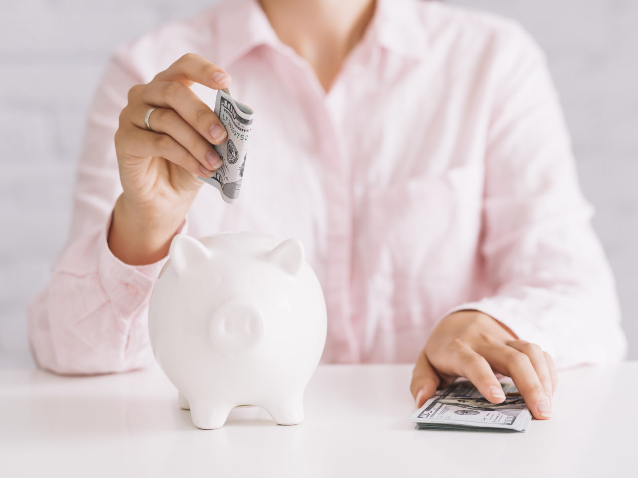 https://global-advice.ch/wp-content/uploads/2024/07/close-up-woman-inserting-hundred-dollar-currency-white-piggybank-1280x960.jpg