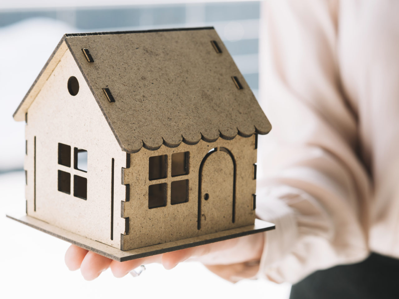 https://global-advice.ch/wp-content/uploads/2024/07/close-up-woman-showing-toy-house-1280x960.jpg