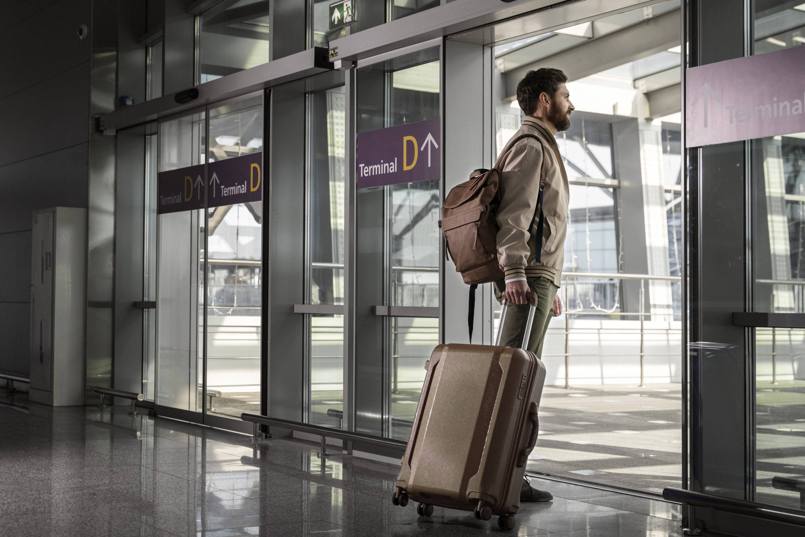 https://global-advice.ch/wp-content/uploads/2024/07/full-shot-man-with-baggage-scaled.jpg