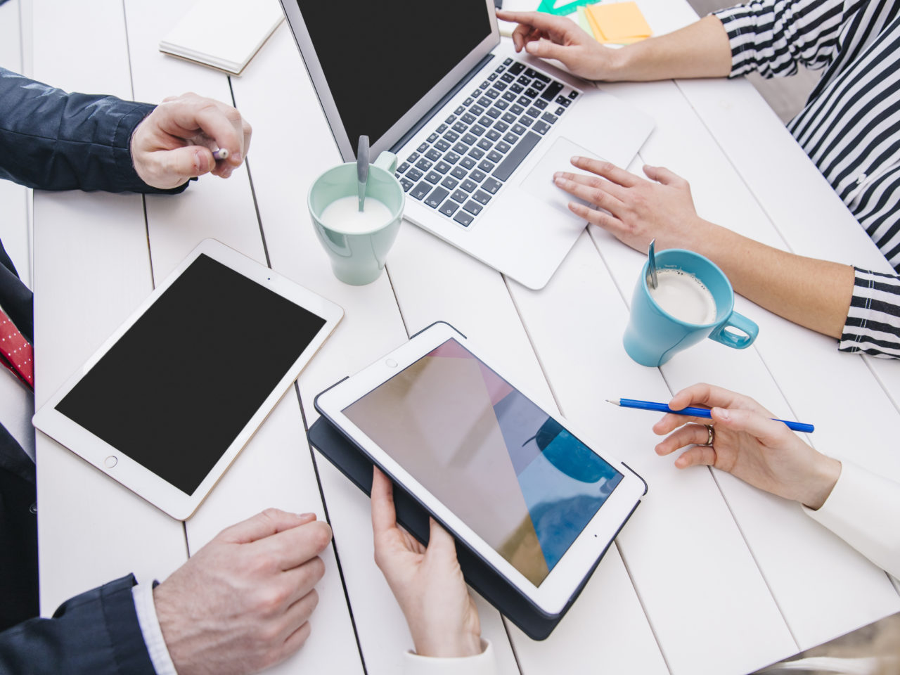 https://global-advice.ch/wp-content/uploads/2024/08/businesspeople-with-devices-table-1280x960.jpg