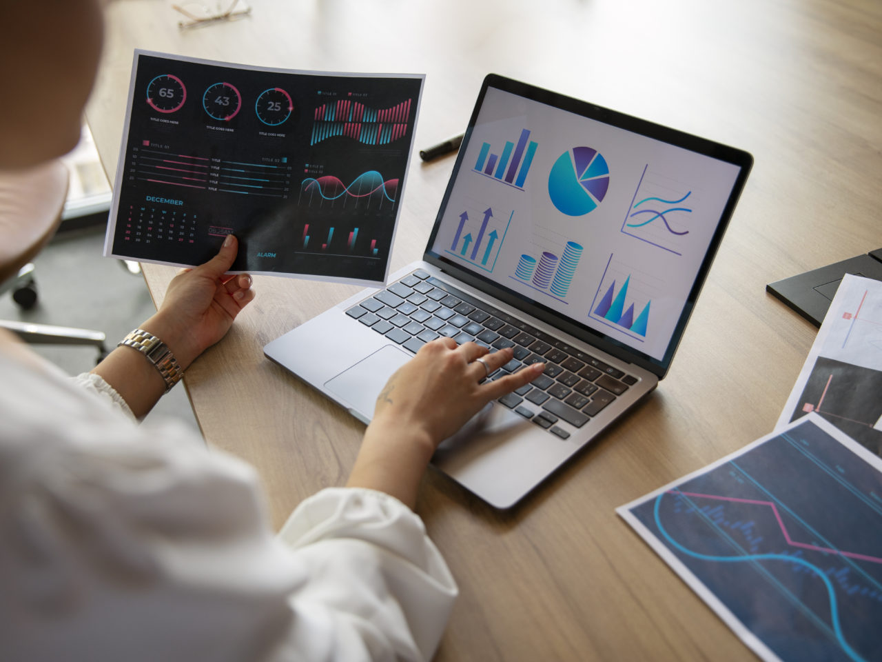 https://global-advice.ch/wp-content/uploads/2024/08/office-workers-using-finance-graphs-1280x960.jpg